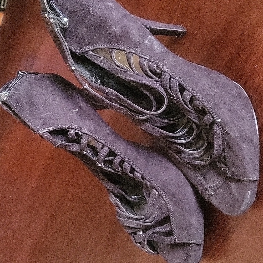 Heels - Picture 1 of 2